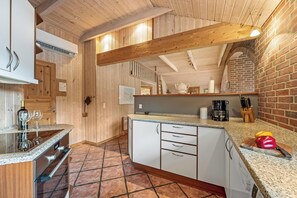 Kjøleskap, ovn, kokeplater og oppvaskmaskin