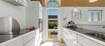 Lovely holiday home with fantastic views, fenced grounds, and a Wilderness bath.