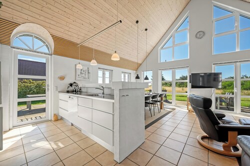 Lovely holiday home with fantastic views, fenced grounds, and a Wilderness bath.