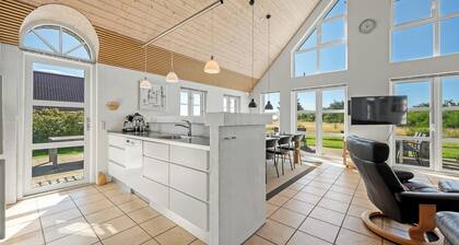 Lovely holiday home with fantastic views, fenced grounds, and a Wilderness bath.