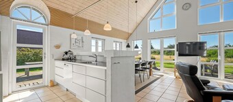 Lovely holiday home with fantastic views, fenced grounds, and a Wilderness bath.