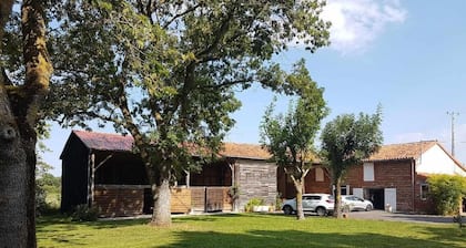 Farmhouse set in a large wooded park - Aquinaut