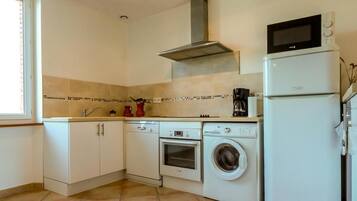 Een koelkast, een microgolfoven, een oven, een kookplaat