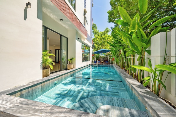 Hồ bơi ngoài trời