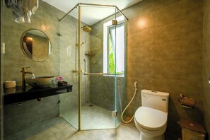 Dusche, Regendusche, kostenlose Toilettenartikel, Haartrockner