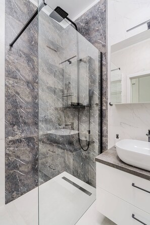 Dusche, Haartrockner, Handtücher