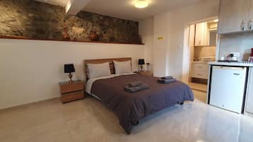 1 bedroom, bed sheets