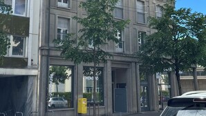 A multi-story building with a consistent architectural style, featuring evenly spaced windows and balconies. - FriHome Centre Ville (Fribourg)