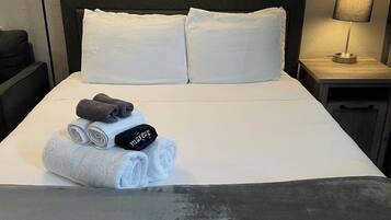 Tabla de planchar con plancha, wifi gratis y ropa de cama