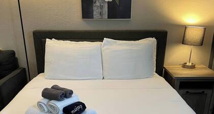 Studio apartment w/balcony-Nob Hill, UNMH, Pres Hosp.