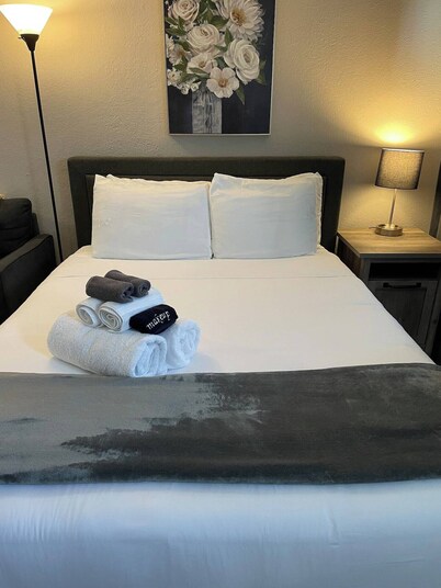 Studio  apartment w/balcony-Nob Hill, UNMH, Pres Hosp.