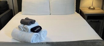 Studio apartment w/balcony-Nob Hill, UNMH, Pres Hosp.