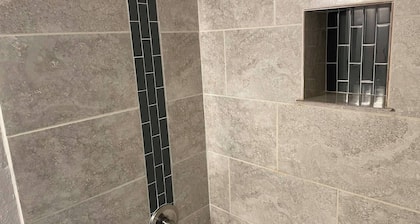 Studio apartment w/balcony-Nob Hill, UNMH, Pres Hosp.