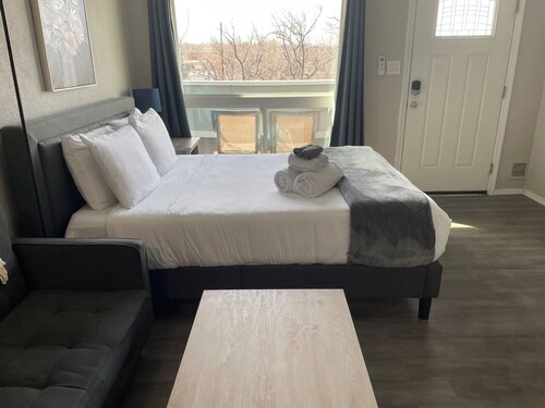 Studio  apartment w/balcony-Nob Hill, UNMH, Pres Hosp.