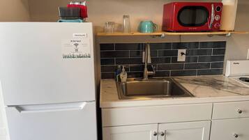 Een koelkast, een magnetron, een oven, een kookplaat