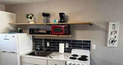 1 Bedroom apartment w/balcony near UNM, Nob Hill and downtown.