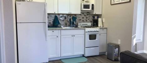 ثلاجة، ميكروويف، فرن، موقد طهي مسطح