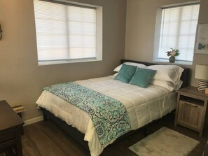 Tabla de planchar con plancha, wifi gratis y ropa de cama