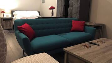 Tabla de planchar con plancha, wifi gratis y ropa de cama