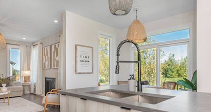 The Wabi Sabi: 5-bedrooms luxury golf course home