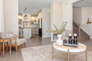 Smart-TV, Kamin, Videospiele, Tischfußball