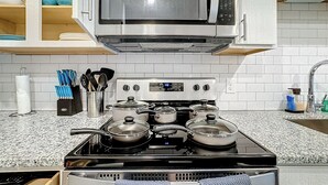 Kaffetrakter/tekoker, kjøleskap, mikrobølgeovn og ovn