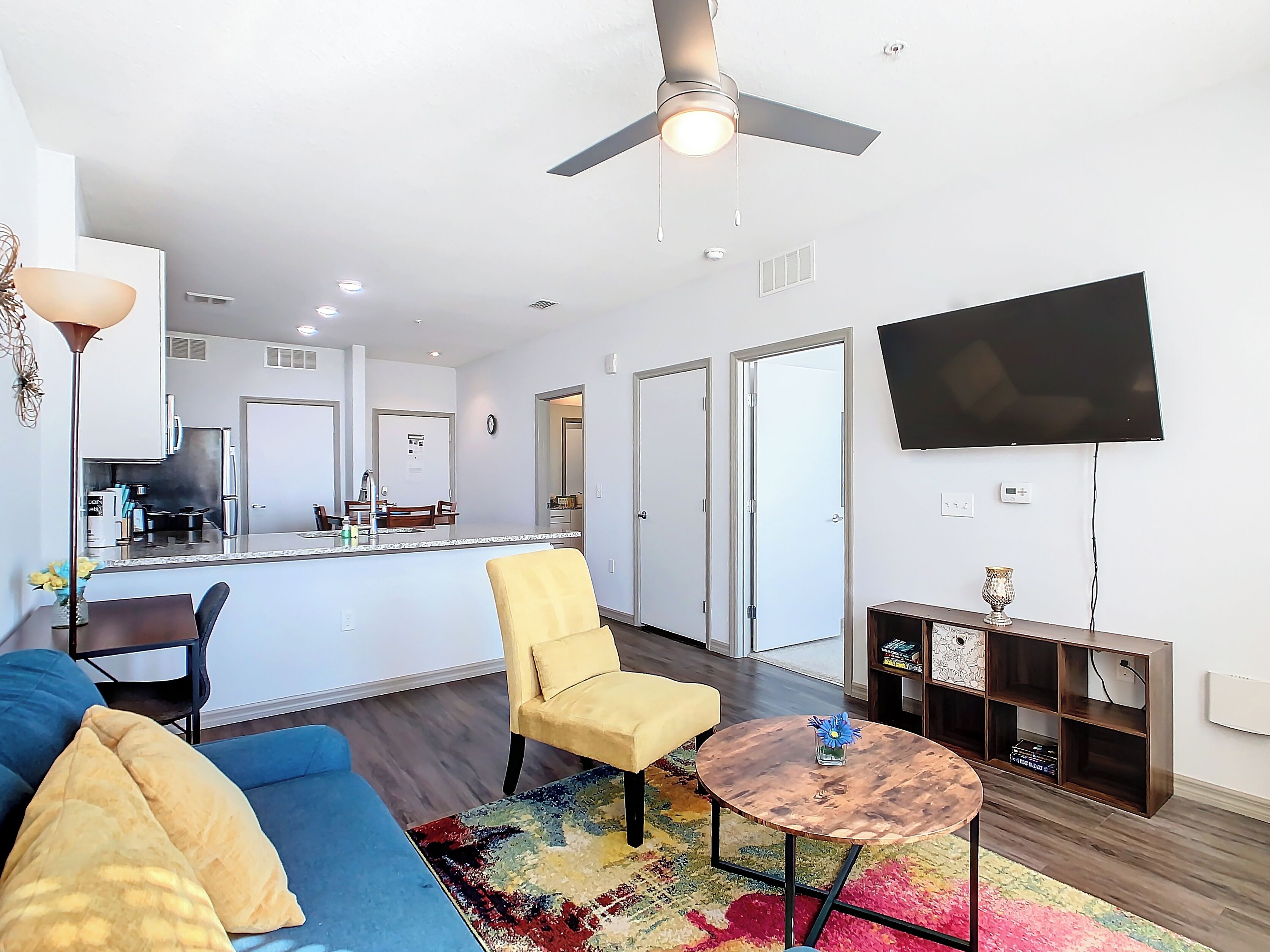 Smart-TV, Tischtennisplatte, Arbeitsbereiche