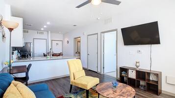 Smart-TV, Tischtennisplatte, Arbeitsbereiche