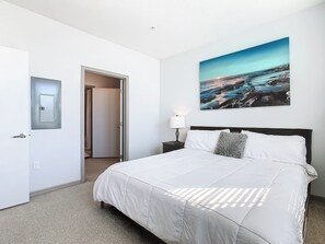 1 slaapkamer, een bureau, een strijkplank/strijkijzer, reisbedje