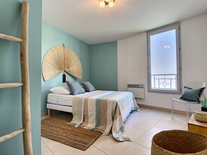 2 bedrooms, desk, iron/ironing board, WiFi