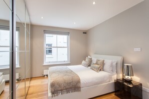 Habitació doble Deluxe | Caixa forta a l'habitació i cortines opaques