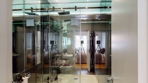 Flat 8 | Salle de bain | Séchoir à cheveux, serviettes fournies, savon, shampooing