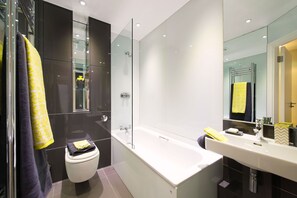 Flat 7 | Bathroom | Hair dryer, towels, soap, shampoo - The Harrington - Gloucester Road - 3 Harrington Gardens (London)