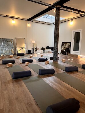 A yoga studio with mats, blocks, and a large mirror. - The Harrington - Gloucester Road - 3 Harrington Gardens (London)