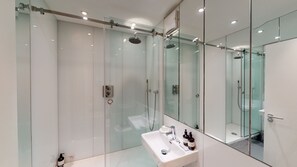 Flat 4 | Badezimmer | Haartrockner, Handtücher, Seife, Shampoo