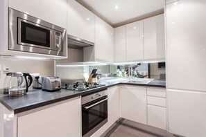 Flat 5 | Private kitchenette | Full-sized fridge, microwave, oven, stovetop - The Harrington - Gloucester Road - 3 Harrington Gardens (London)
