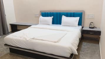 Luxury Double Room, Balcony, Lake View | Bathroom | Separate bathtub and shower, towels, soap, shampoo