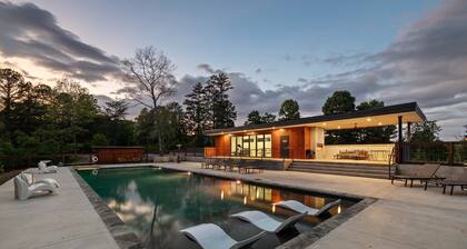 Luxury 1BR container cabin in North Georgia with a private deck, hammock, and fire pit — crafted for festive winter escapes and cozy holiday stays. Pet-friendly, modern, and surrounded by peaceful mountain forest for quiet seasonal getaways.