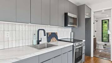 Réfrigérateur, four à micro-ondes, un four, surface de cuisson