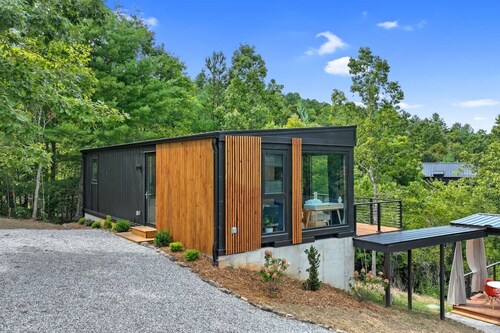 Modern 1BR container cabin with private deck, hammock, and fire pit. Surrounded by peaceful forest, it’s the perfect cozy escape for slow mornings, fresh air, and relaxed evenings in the mountains.
