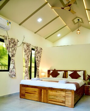 5 bedrooms, iron/ironing board, WiFi, bed sheets