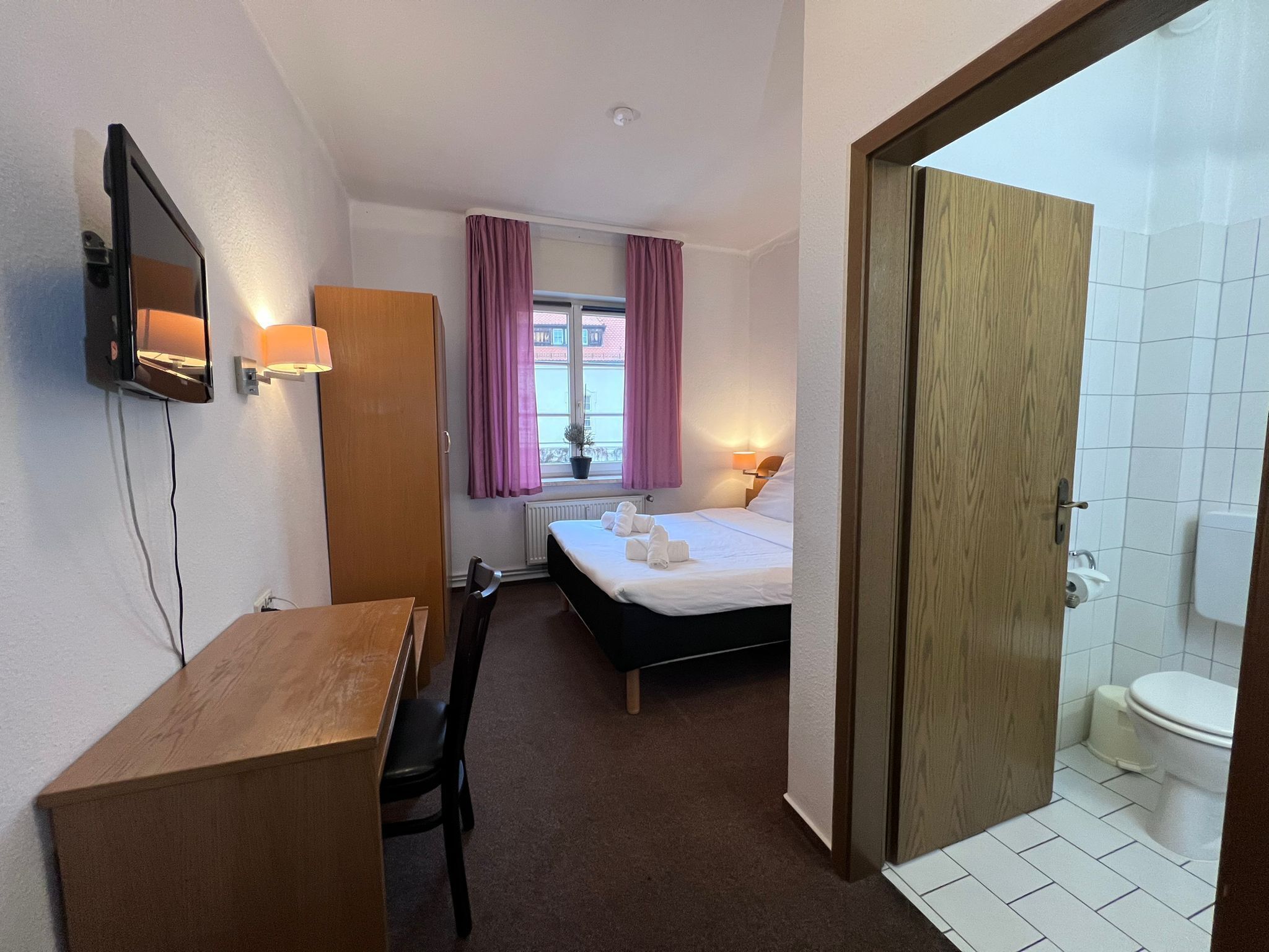 Dusche, kostenlose Toilettenartikel, Handtücher, Toilettenpapier