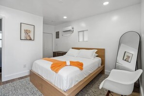 1 chambre, fer et planche à repasser, lit parapluie, draps fournis