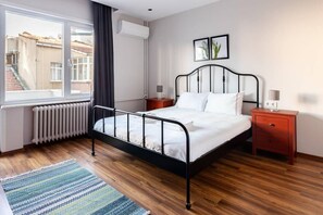 4 bedrooms, iron/ironing board, free WiFi, bed sheets