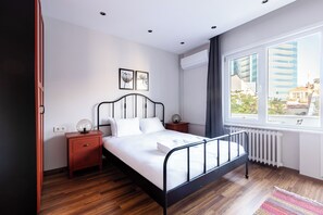 4 bedrooms, iron/ironing board, free WiFi, bed sheets