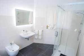 Dusche, Haartrockner, Bidet, Handtücher