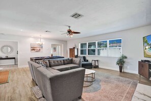 TV - Barefoot Villa 🏖️ Poolside Paradise + Hot Tub (Pompano Beach)