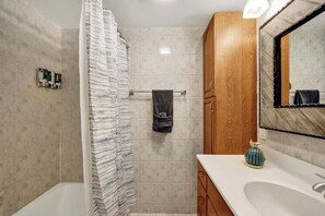 Shower, hair dryer, towels, shampoo - Barefoot Villa 🏖️ Poolside Paradise + Hot Tub (Pompano Beach)
