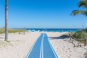 Beach - Barefoot Villa 🏖️ Poolside Paradise + Hot Tub (Pompano Beach)