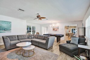 TV - Barefoot Villa 🏖️ Poolside Paradise + Hot Tub (Pompano Beach)